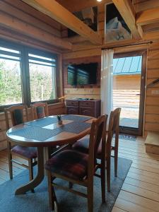 une salle à manger avec une table et des chaises dans l'établissement Chutor Grzegorza, à Wysowa-Zdrój