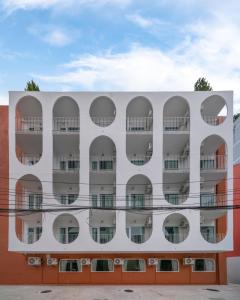 een appartementencomplex met balkons aan de zijkant bij Hotel PaPa Ratchada-Huai Khwang in Bangkok