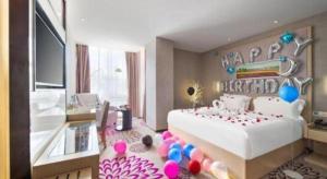 a bedroom with a large bed with a happy birthday sign at Lavande Hotels Urumqi Xinmin West Street Hongda Plaza in Ürümqi