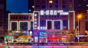 eine Stadt bei Nacht mit beleuchteten Gebäuden in der Unterkunft James Joyce Coffetel·Shenyang North Railway Station Shifu Square in Shenyang
