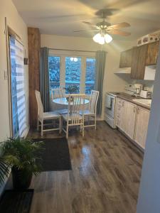 Kuchyň nebo kuchyňský kout v ubytování Le petit chalet Chertsey