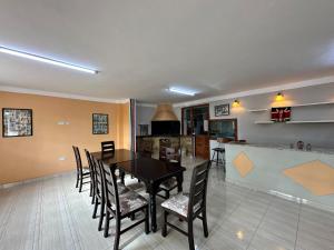 Una cocina y un comedor con mesa y sillas. en IL Ladrone, en Ruiru