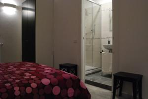 1 dormitorio con 1 cama y baño con ducha en Guest House Zefiro, en Florencia
