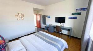 Televiisor ja/või meelelahutuskeskus majutusasutuses Shell Linzhi Bayi Area G318 Shuangyong Road Hotel