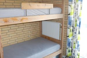 Palanda nebo palandy na pokoji v ubytování Løkken Hostel + 37 fotografií