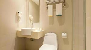 une salle de bain blanche avec toilettes et lavabo dans l'établissement City Comfort Inn Wuhan Wangjiawan Longyangcun Metro Station, à Wuhan 122 autres photos