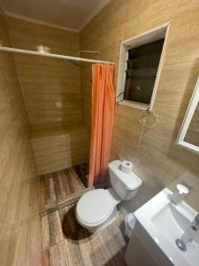 une salle de bains avec toilettes et lavabo dans l'établissement Hostal Vicmar, à Viña del Mar 75 autres photos