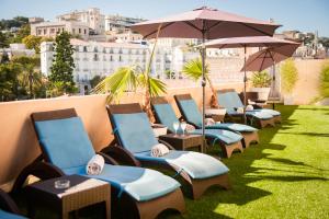 una fila di sedie e ombrelloni su un balcone di Residhome Nice Promenade a Nizza