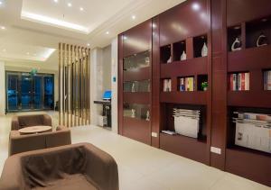 un salon avec un grand mur en bois dans l'établissement City Comfort Inn Liuzhou High-speed Railway Station, à Liuzhou