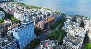 une vue aérienne d'une ville avec de grands immeubles dans l'établissement City Comfort Inn Zhanjiang Seaside Park Guanhai Corridor, à Zhanjiang