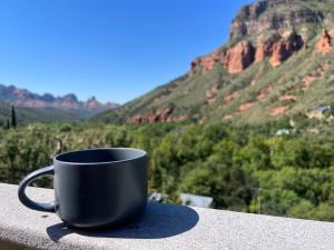 Cảnh núi rừng hoặc tầm nhìn ra núi từ nhà nghỉ dưỡng