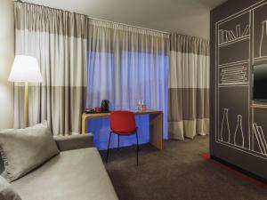 TV a/nebo společenská místnost v ubytování ibis Tbilisi Stadium