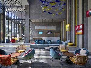 un vestíbulo con sillas y un sofá en un edificio en ibis Styles Vung Tau, en Vung Tau