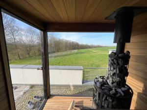 vue depuis la fenêtre d'une maison avec cheminée dans l'établissement Zeitlberg Panoramawohnung mit PRIVAT SPA, à Zeitlarn