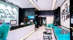 ein Laden mit zwei Hockern und einer Theke in einem Raum in der Unterkunft Xana Hotelle Nanchang Tengwang Pavilion Qingshan Road Metro Station in Nanchang County + 115 Fotos