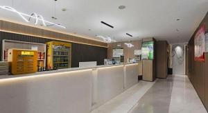 eine Lobby eines Ladens mit einer Theke und einer Apotheke in der Unterkunft UP and IN Hotel Jiangxi Nanchang City Nanchang County Liantang Zhong Avenue Huarunwanjia in Nanchang County