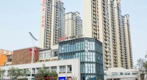 eine Gruppe großer Gebäude in einer Stadt in der Unterkunft Xana Hotelle Nanchang Xinhongcheng Grand Market Metro Station in Taohua