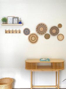 une étagère avec des chapeaux sur un mur à côté d'une table dans l'établissement Central Nakhon Pathom 2BR Townhouse with AC & Kitchen, à Nakhon Pathom