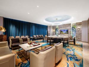 平阴山东平阴美居酒店的餐厅里有一张桌子和几把椅子