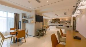 Kuchyň nebo kuchyňský kout v ubytování City Comfort Inn Shiyan High-speed Railway Wanda Plaza