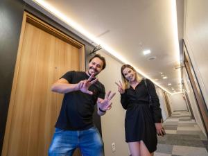 un homme et une femme debout dans un couloir dans l'établissement ibis Guarapuava, à Guarapuava 136 autres photos