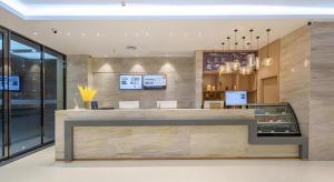 un restaurant avec un comptoir dans un bâtiment dans l'établissement City Comfort Inn Wuzhou Xijiang Thrid Bridge, à Cangwu