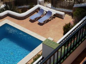 Apartamentos Encanto Del Mar内部或周边的泳池