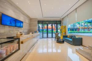 - un hall d'un immeuble avec un canapé dans l'établissement City Comfort Inn Foshan Shunde Daliang Qinghui Garden Food City, à Shunde