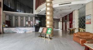 a lobby of a building with a sign in the middle at City Comfort Inn Zhongxiang Mochou Avenue in Zhongxiang
