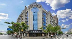 ein großes Gebäude mit Fenstern auf einer Stadtstraße in der Unterkunft Gya Hotel Shanghai Xizang Bei Road Metro Station in Shanghai