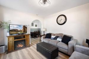TV a/nebo společenská místnost v ubytování Drake Cottage 311