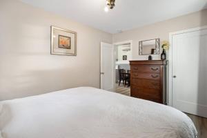 Postel nebo postele na pokoji v ubytování Drake Cottage 311