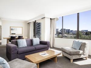 Χώρος καθιστικού στο BreakFree Capital Tower Apartments