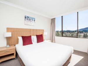 Ένα ή περισσότερα κρεβάτια σε δωμάτιο στο BreakFree Capital Tower Apartments