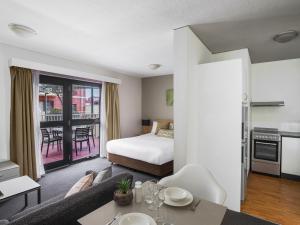 une chambre d'hôtel avec un lit et un salon dans l'établissement BreakFree Adelaide, à Adélaïde 52 autres photos