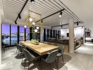 Un comedor con mesa y sillas de madera. en FV by Peppers, en Brisbane