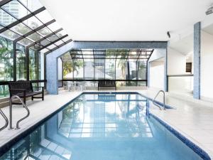 einen Pool in einem Haus mit einem großen Fenster in der Unterkunft BreakFree Longbeach Resort in Gold Coast