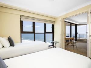 2 Betten in einem Schlafzimmer mit Meerblick in der Unterkunft BreakFree Acapulco in Gold Coast + 42 Fotos