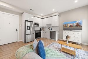 una cucina e un soggiorno con un divano e un tavolo di Soho DC Lux 1BD Apartment a Washington