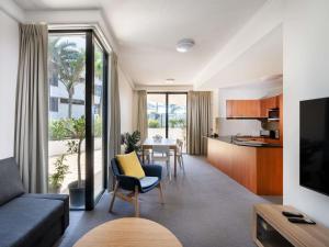 Η κουζίνα ή μικρή κουζίνα στο Mantra Coolangatta Beach