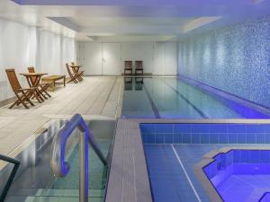 ein großes Schwimmbecken mit blauem Fliesenboden und ein Schwimmbecken in der Unterkunft Mantra Chatswood in Sydney