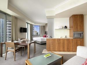 Køkken eller tekøkken på Mantra Legends Hotel