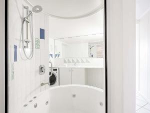 Ένα μπάνιο στο Mantra Mooloolaba Beach