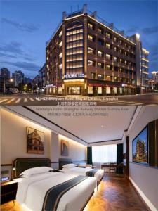 Postel nebo postele na pokoji v ubytování Nostalgia S Hotel Shanghai Railway Station & Suzhou Creek 时光漫步S酒店上海火车站苏州河店 Free fresh ground coffee,Free laundry service