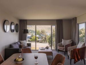 ein Wohnzimmer mit Sofa und Tisch in der Unterkunft Peppers Bluewater Resort in Lake Tekapo