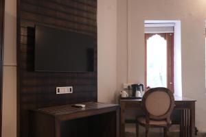 Televiisor ja/või meelelahutuskeskus majutusasutuses Estherea Bagh Ranthambhore Tiger Territory