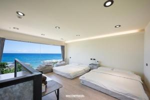 小琉球岛小琉球暮光停琉海景包棟民宿的海景卧室内的两张床