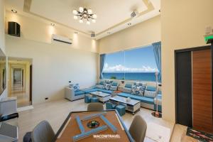 小琉球岛小琉球暮光停琉海景包棟民宿的客厅里有一张沙发和一张桌子。