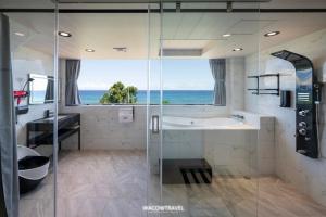 ein Badezimmer mit Dusche, Badewanne und Waschbecken in der Unterkunft 小琉球暮光停琉海景包棟民宿 in Xiaoliuqiu