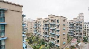 un groupe de grands immeubles dans une ville dans l'établissement Lavande Hotel Nanchong Xihua Shida, à Nanchong